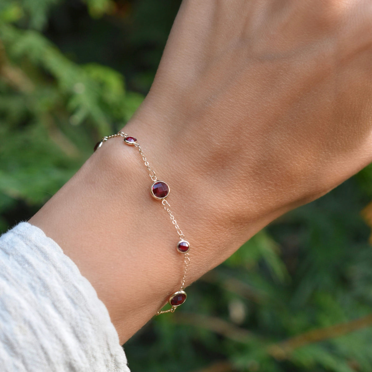 Bayberry Grand & Petite 7 Garnet Bracelet in 14k Gold (January)
