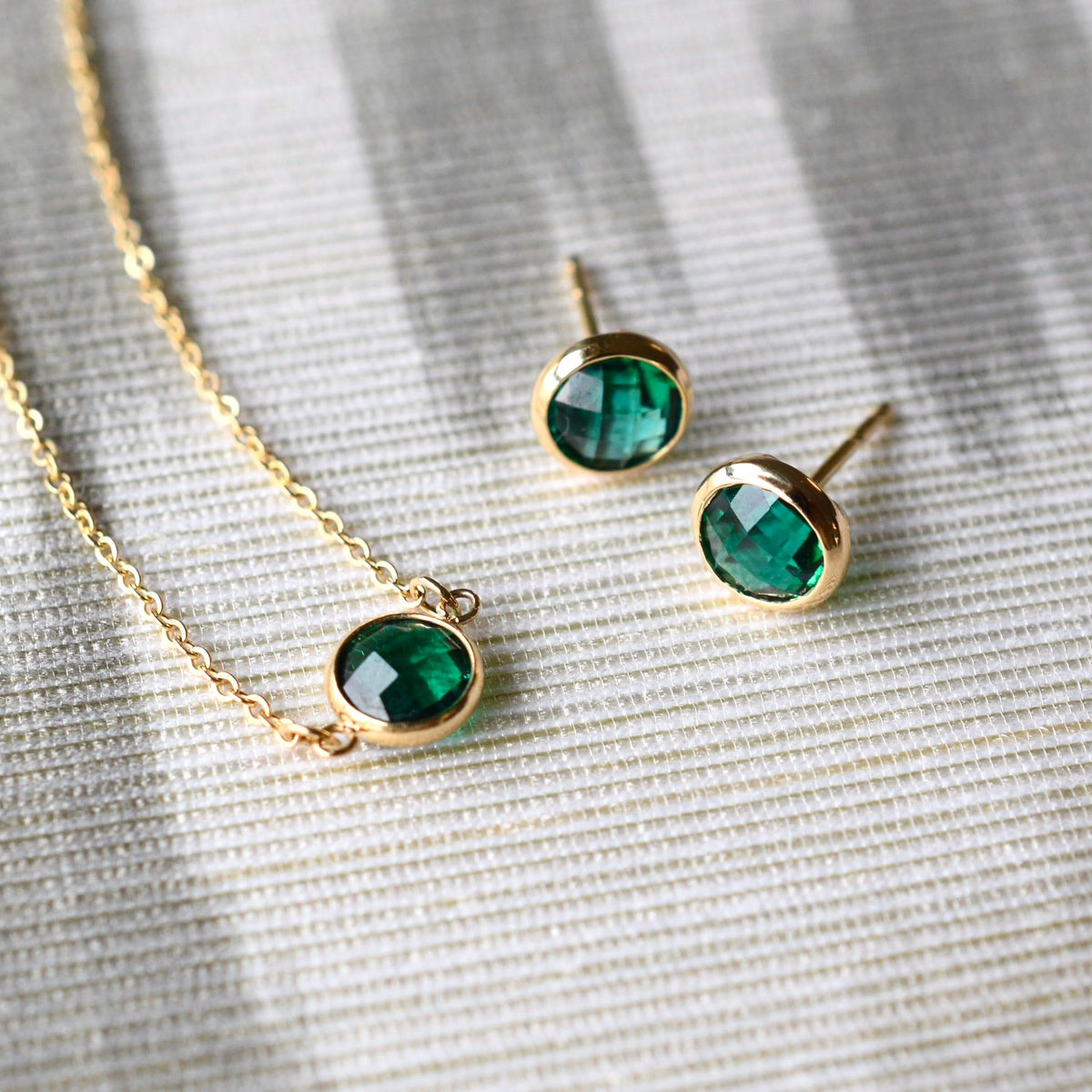Grand 1 Emerald Necklace in 14k Gold (May)