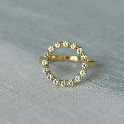 Rosecliff Circle Peridot Ring in 14k Gold (August)