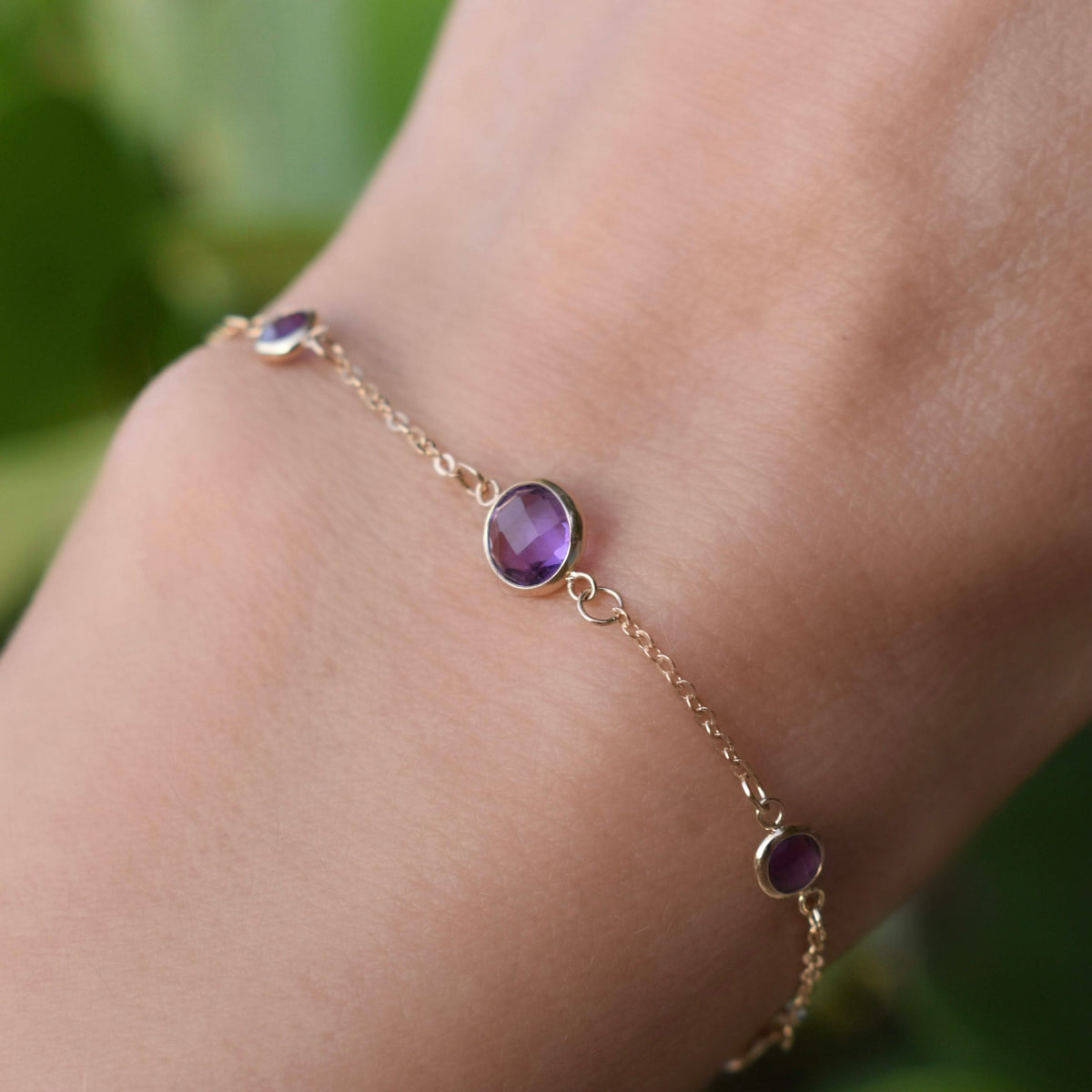 1 Grand & 4 Petite Amethyst Bracelet in 14k Gold (February)