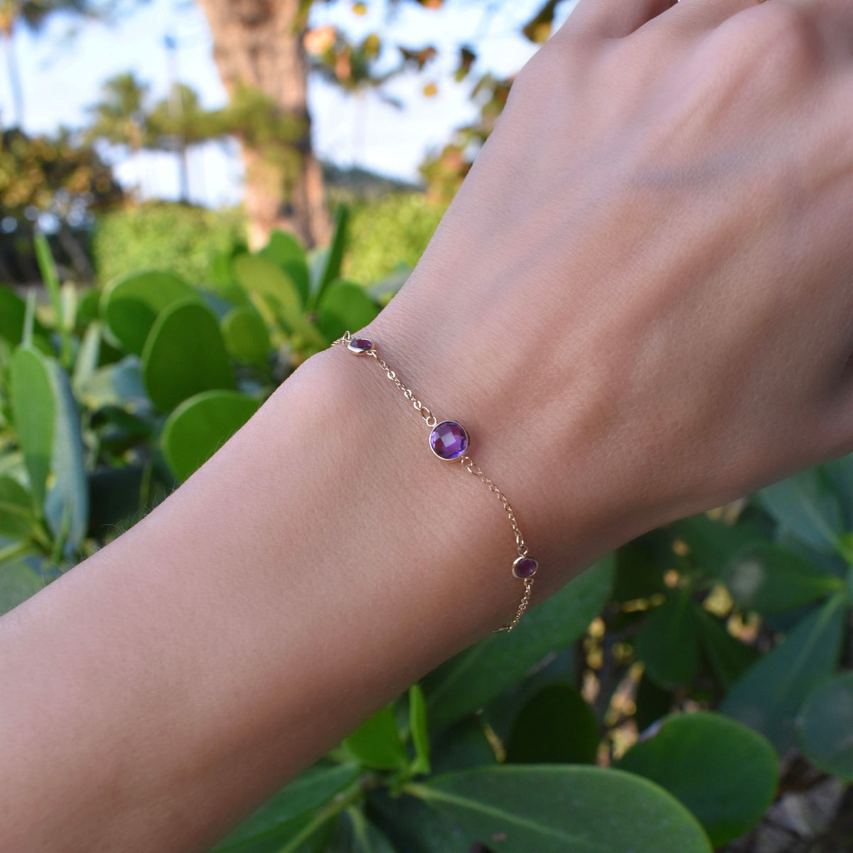 1 Grand & 4 Petite Amethyst Bracelet in 14k Gold (February)