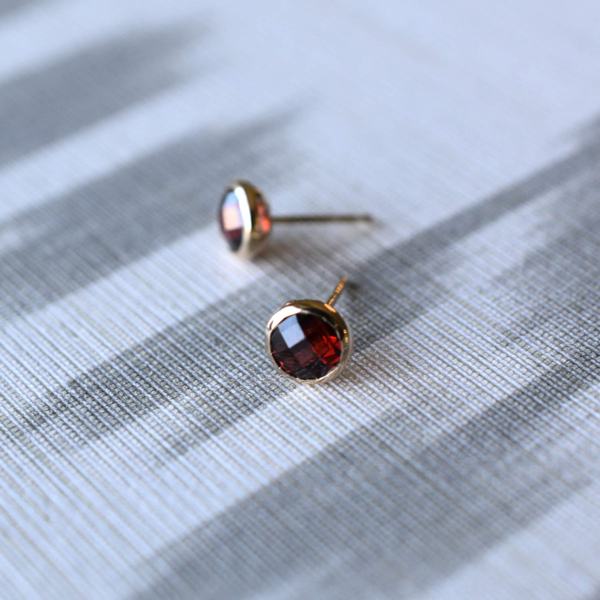 Grand 1 Garnet Necklace and Earrings Set in 14k Gold (January)