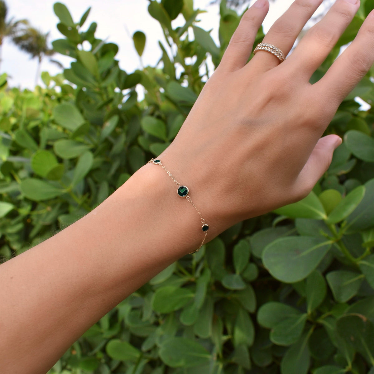 1 Grand & 4 Petite Emerald Bracelet in 14k Gold (May)