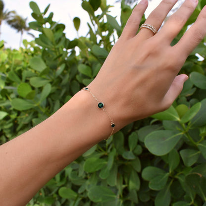 1 Grand & 4 Petite Emerald Bracelet in 14k Gold (May)