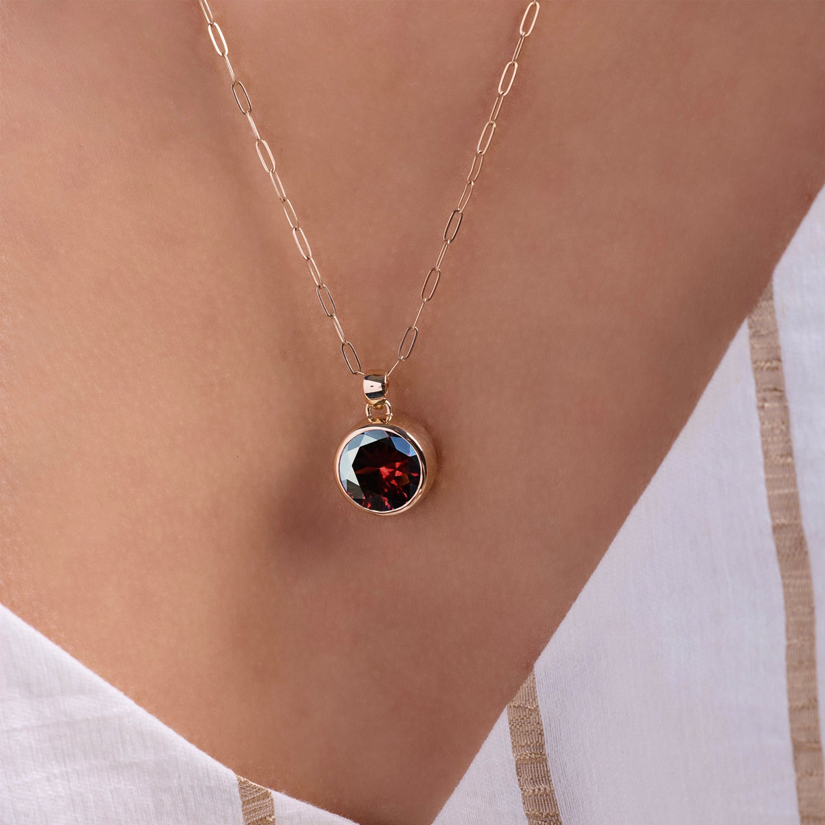Jamestown Garnet Pendant in 14k Gold (January)
