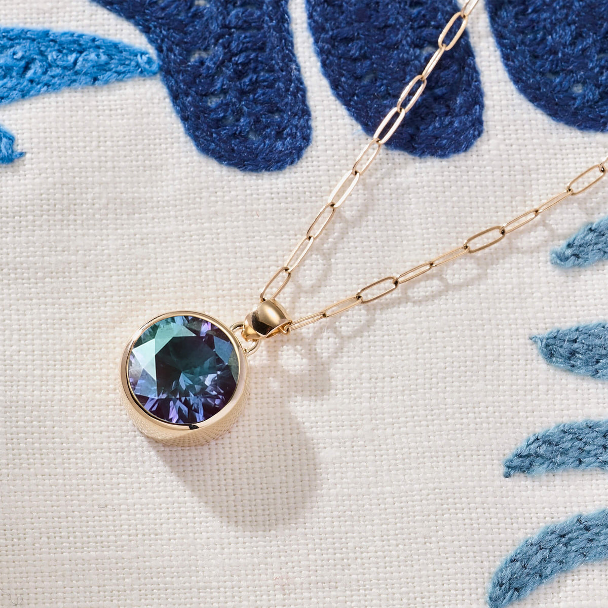 Jamestown Alexandrite Pendant in 14k Gold (June)