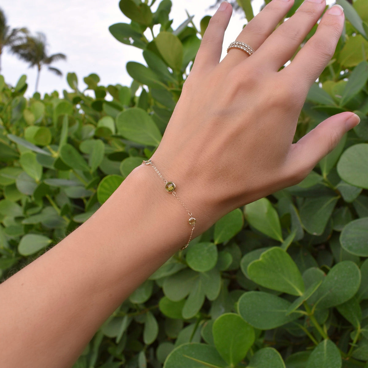 1 Grand & 4 Petite Peridot Bracelet in 14k Gold (August)