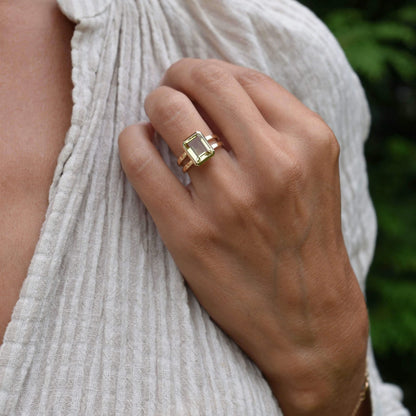 Warren Vertical Lemon Verbena Quartz Ring in 14k Gold (August)