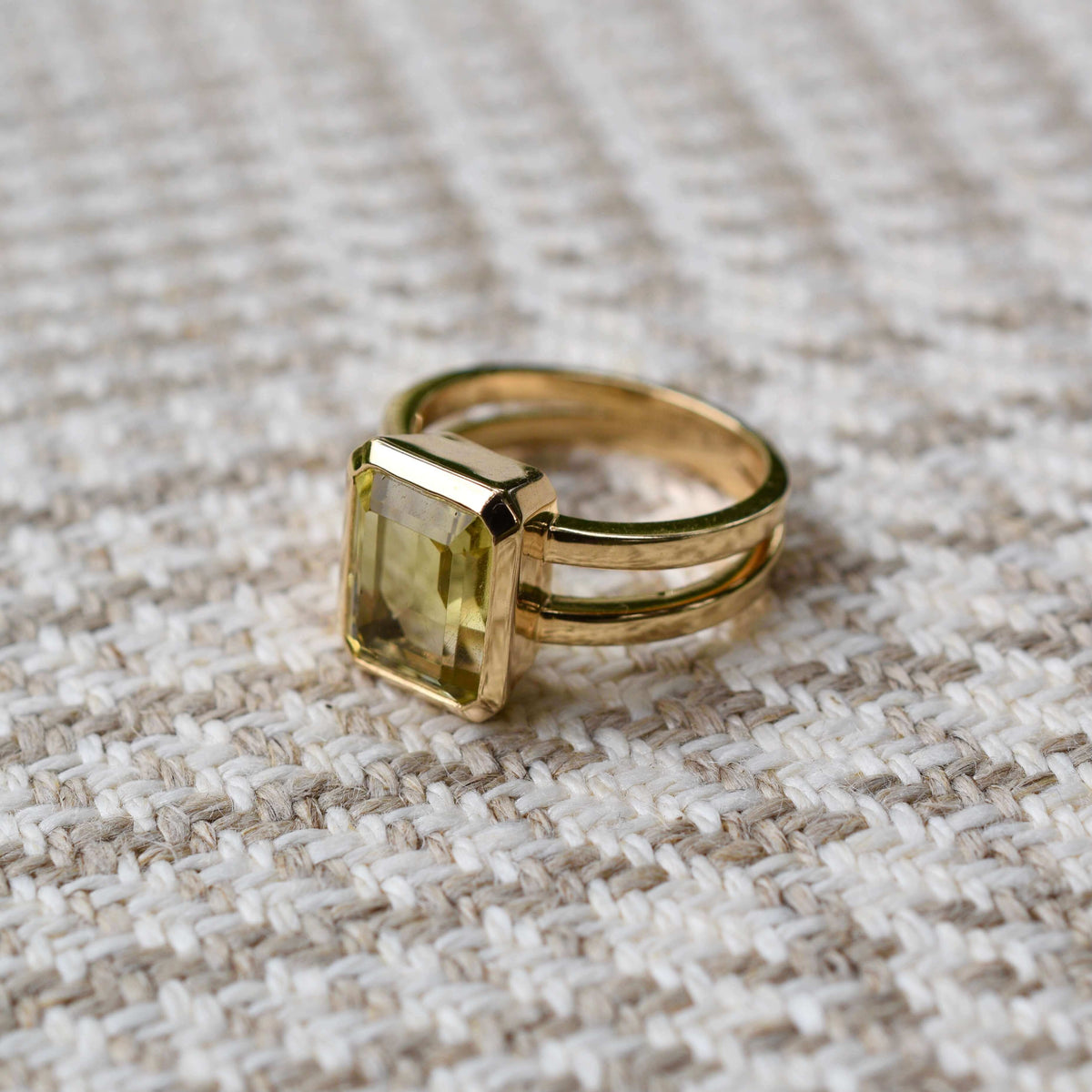 Warren Vertical Lemon Verbena Quartz Ring in 14k Gold (August)