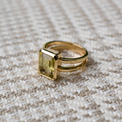 Warren Vertical Lemon Verbena Quartz Ring in 14k Gold (August)