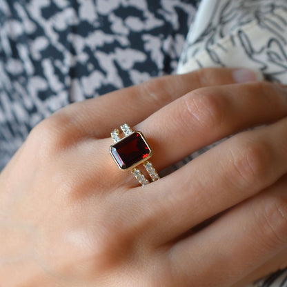 Warren Vertical Garnet Ring with Diamonds in 14k Gold (January)