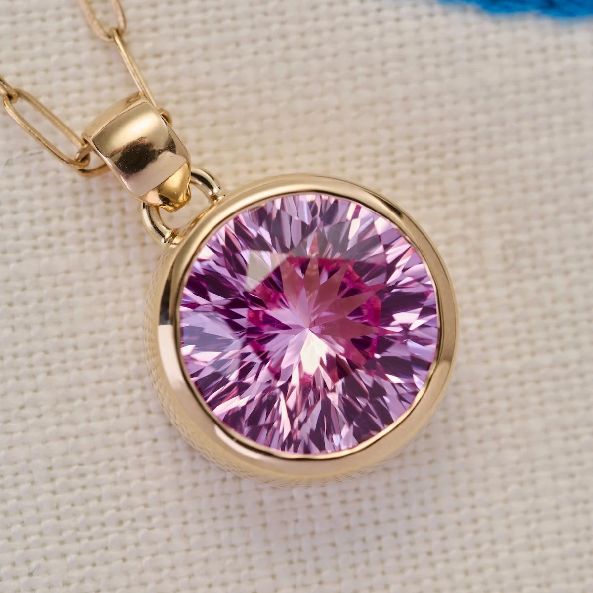 Jamestown Birthstone Pendant in 14k Gold