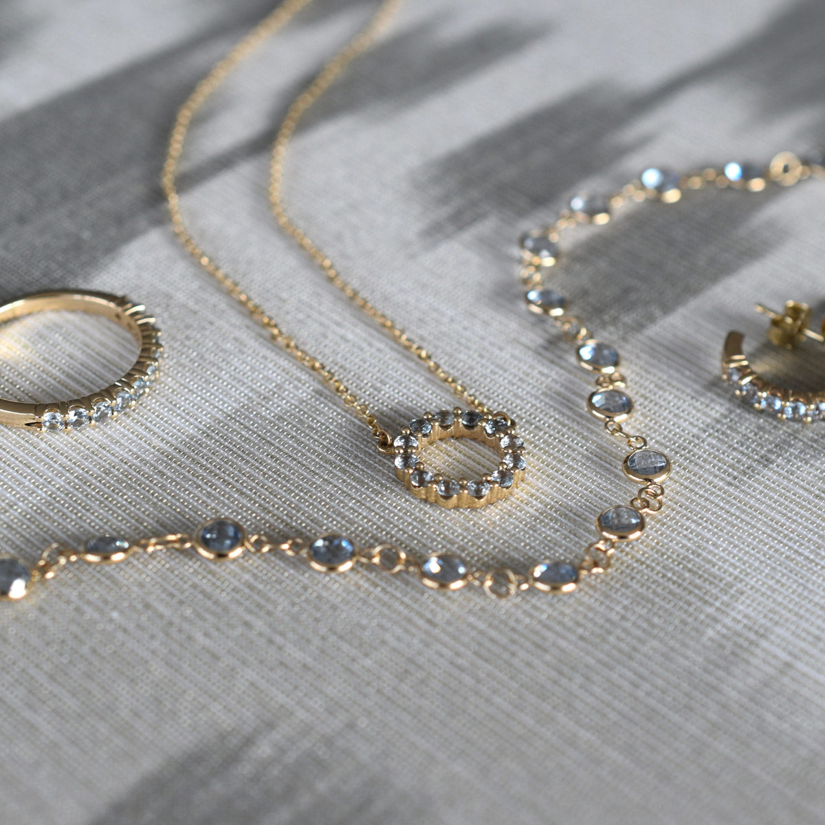 Rosecliff Small Circle Aquamarine Necklace in 14k Gold (March)