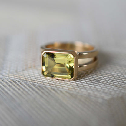 Warren Horizontal Lemon Verbena Quartz Ring in 14k Gold (August)